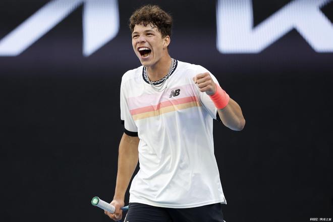 哈登中国行学耍双截棍！第一个动作就被难住 经指导后尝试成功